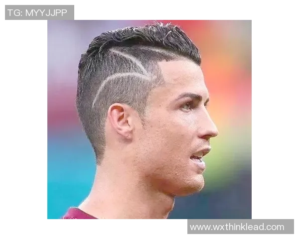 剪足球明星发型，塑造个性时尚魅力，展现球场之外的独特风采