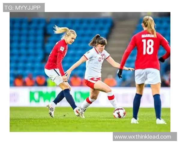 球星训练照展现足球鞋风采嫩妹子抢镜引关注